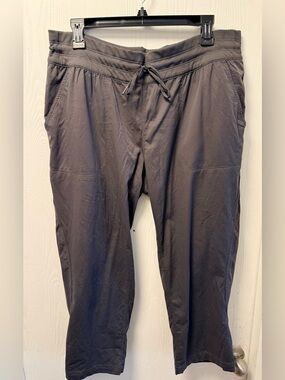 The North Face women’s charcoal Aphrodite 2.0 travel and hiking capri pants, XL
